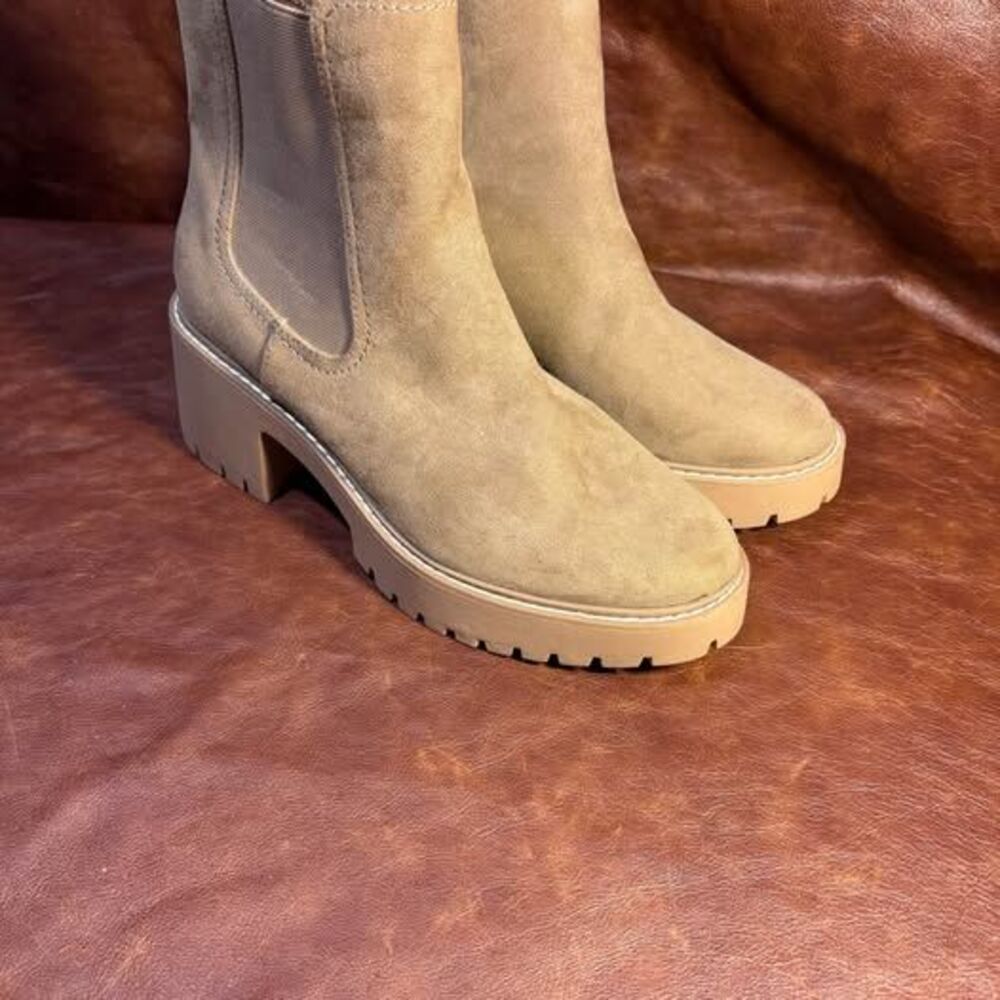 Universal Thread Crispin Taupe Faux Suede Chelsea Boots - Size 9.5